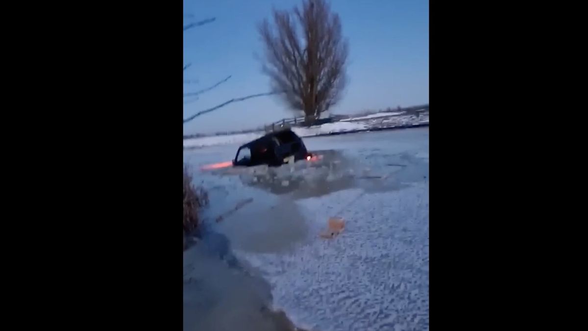 It kin net: terreinwagen door het ijs gezakt bij Gerkesklooster