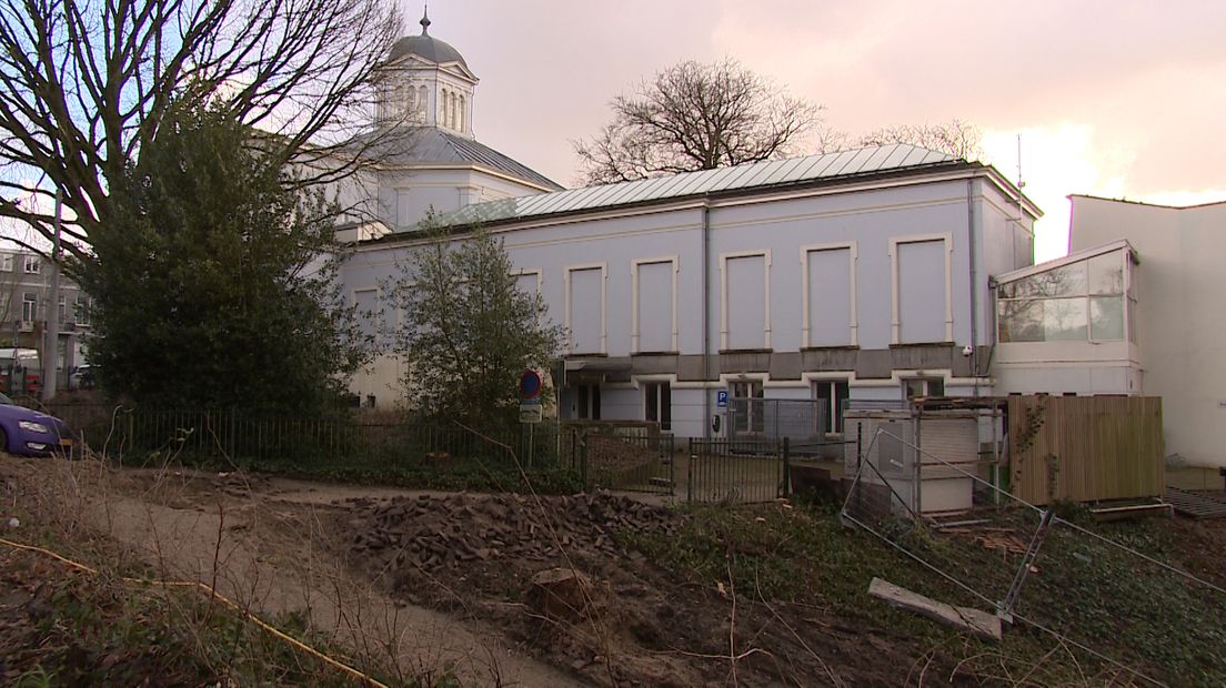 Geen enkele aannemer was bereid de klus te klaren voor de 15 miljoen die de gemeente Arnhem er voor had vrijgemaakt: de renovatie van Museum Arnhem. Al twee jaar is het museum gesloten voor een grondige verbouwing en al die tijd gebeurde er niets. Totdat de gemeente er eind vorig jaar 7,5 miljoen euro extra bij deed. Nu kan het miljoenenproject eindelijk beginnen.