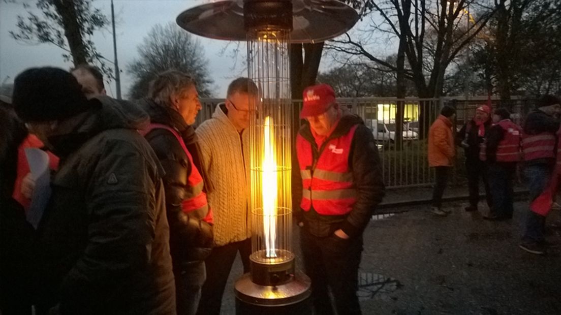 De stakers houden zich warm bij een terraskachel (Rechten: RTV Drenthe / Frits Emmelkamp)