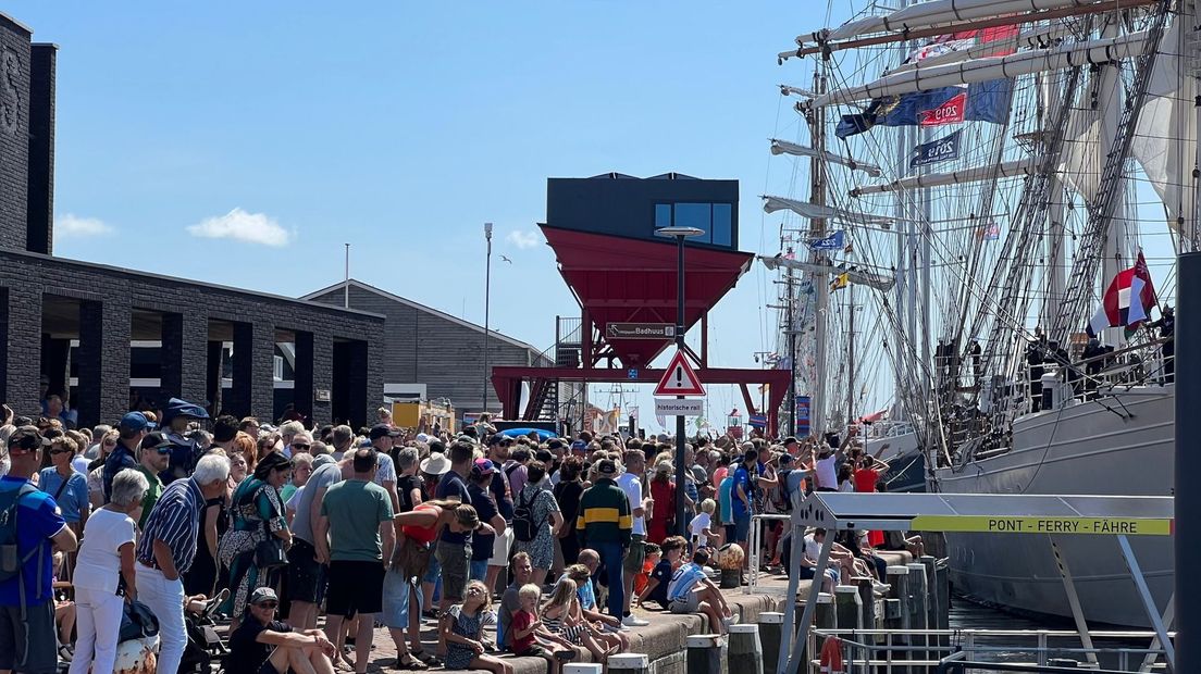 Publyk yn Harns op de lêste dei fan de Tall Ships Races