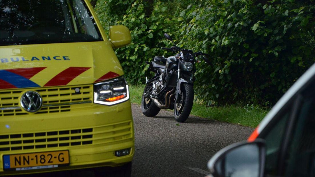 De motorrijders zijn naar het ziekenhuis gebracht (Rechten: Van Oost Media)