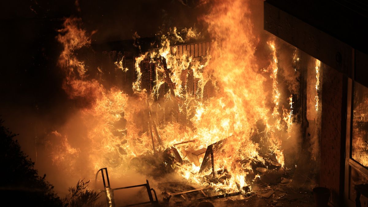 Liveblog oud en nieuw | Tramhalte gesloopt en ME in Warmond ingezet - Grote branden in regio
