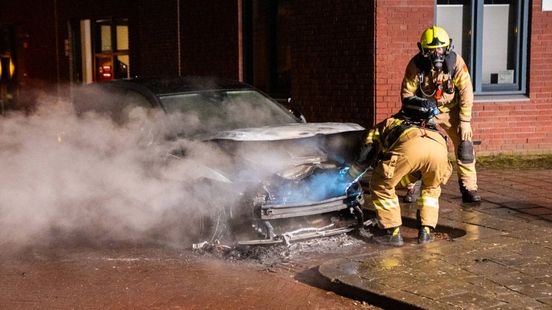 Buurtbewoner ziet auto in brand staan