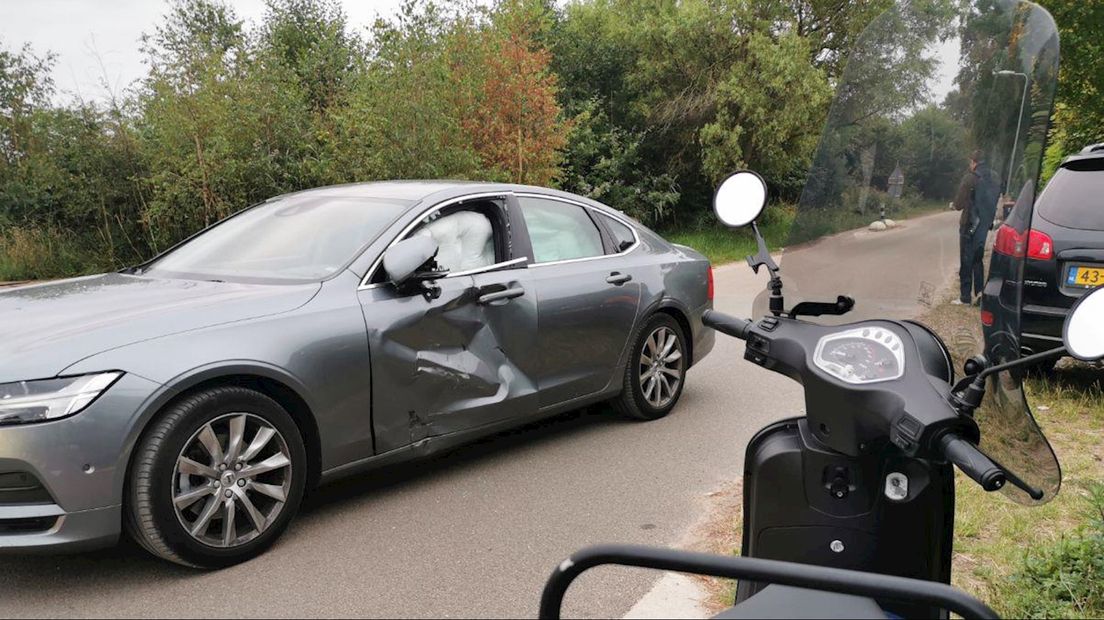 Scooterrijder ernstig gewond na botsing met auto in Hengelo