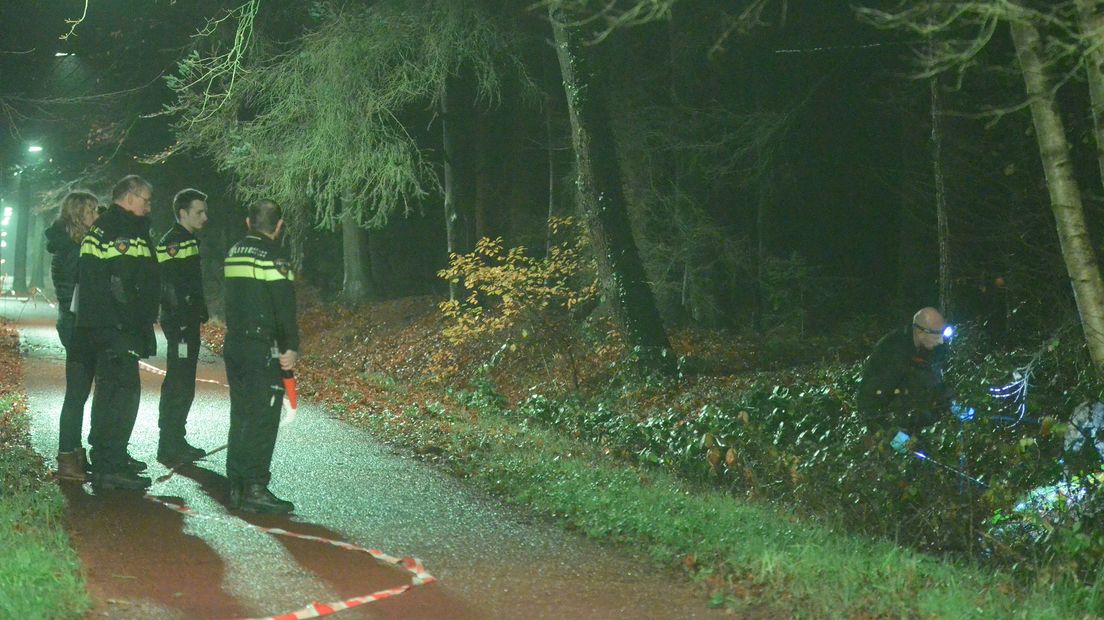 De politie doorzocht het bos met behulp van een hond (Rechten: RTV Drenthe/Jeroen Kelderman)