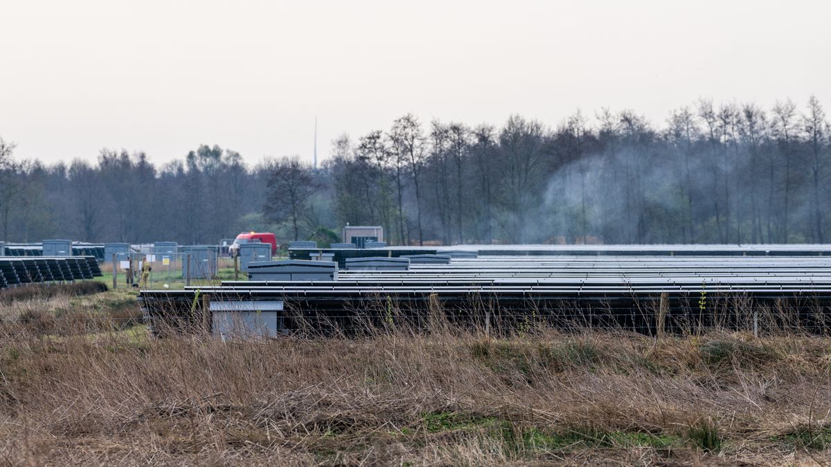 Oververhitte stroomkast tussen zonnepanelen houdt gemoederen in Exloo bezig