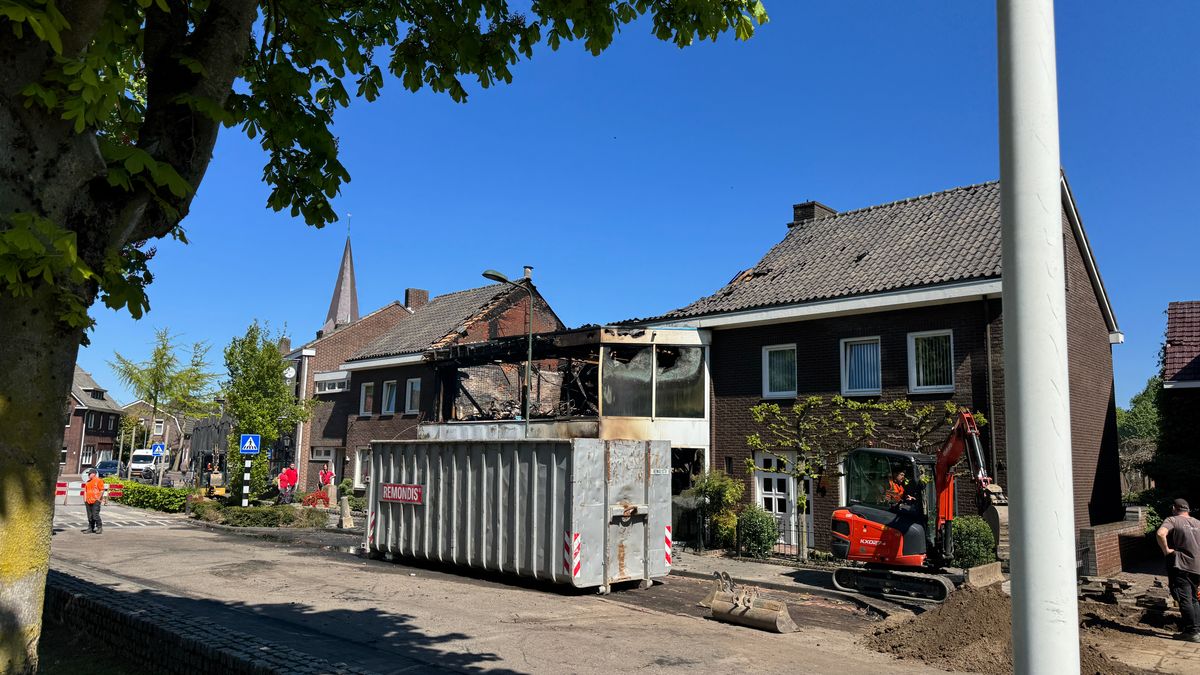 Hoogbejaarde bewoners naast brandende kringloopwinkel in pyjama uit woningen gehaald