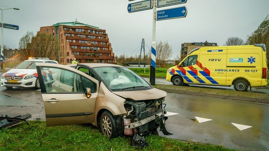 Drie personen gewond bij ongeluk in Houten. Drie personen gewond bij ongeluk in Houten.