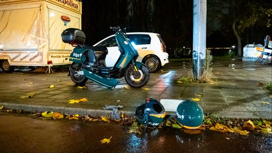 Twee gewonden bij botsing met deelscooter. Twee gewonden bij botsing met deelscooter.