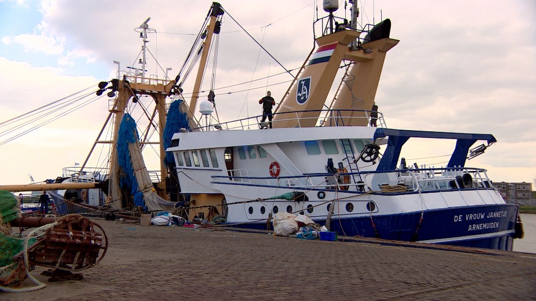 Een vissersboot aan de kade bij Vlissingen