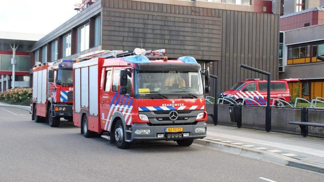 De brandweer onderzoekt de zaak