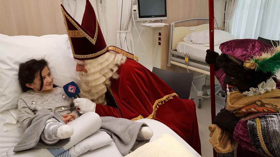 Sinterklaas en zijn pieten verrasten zieke kinderen in het Juliana Kinderziekenhuis