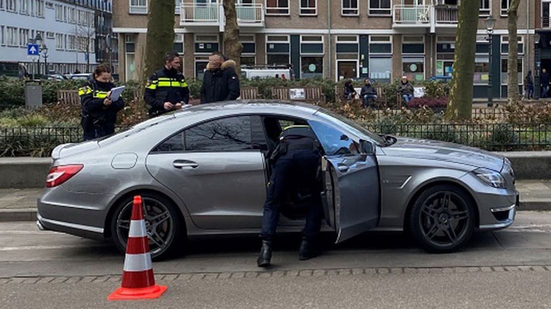 Controle bij handhavingsactie in Haagse wijken Oude Centrum en Zeeheldenkwartier