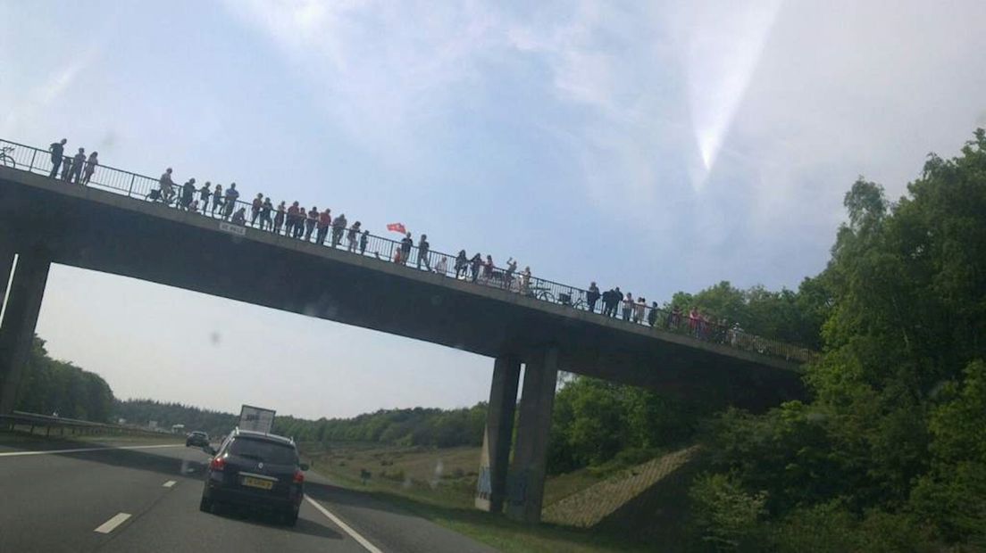 Supporters op viaduct A1
