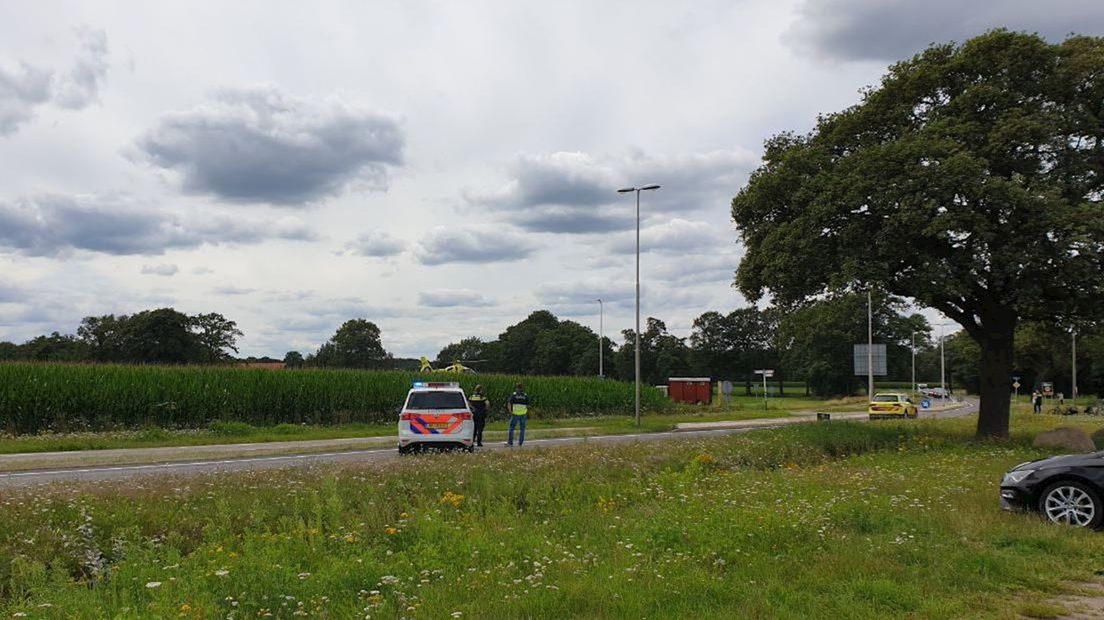 Fietser met traumahelikopter naar ziekenhuis na harde val bij Ambt Delden