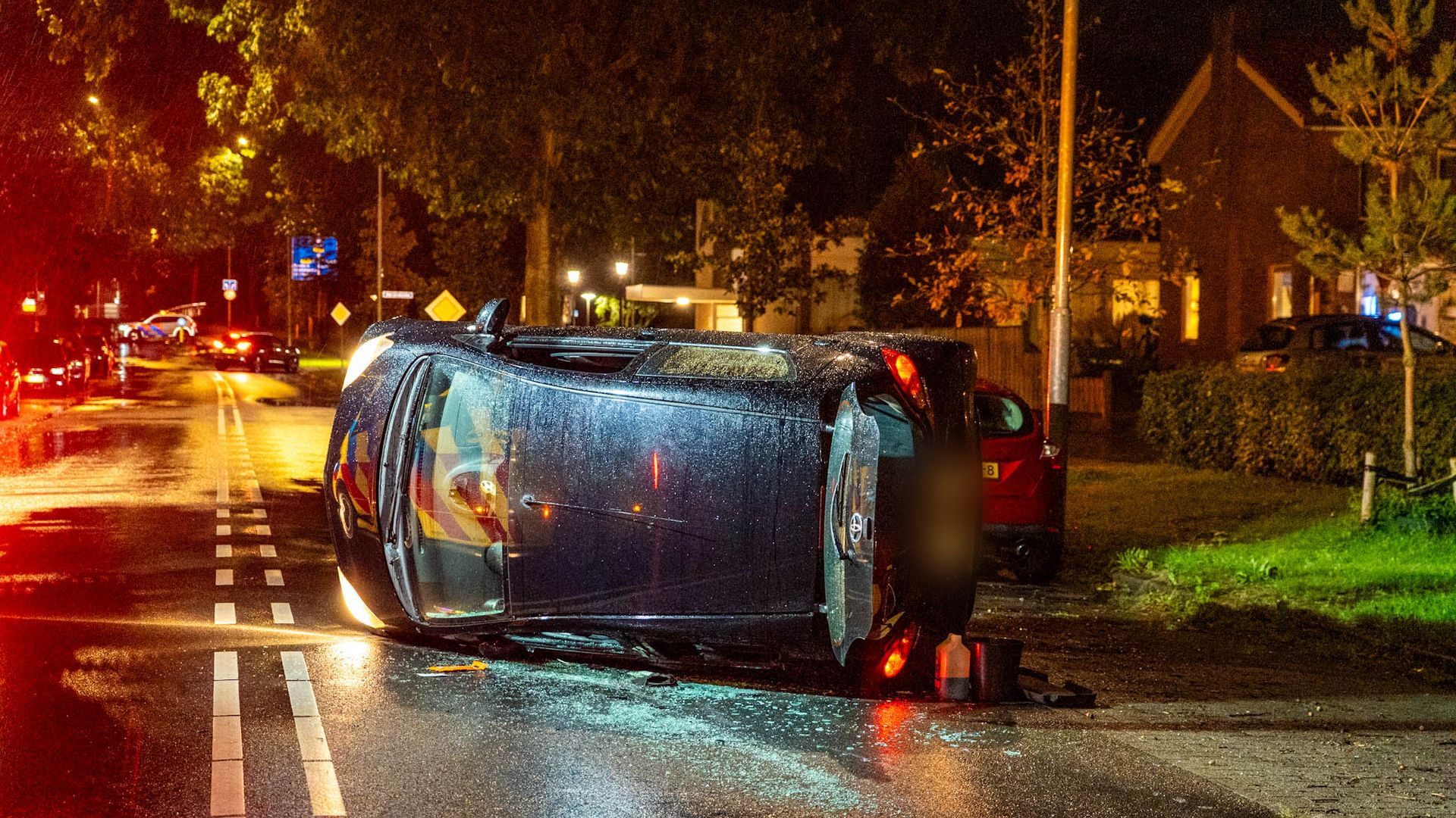 Foto: Auto op de zijkant, bestuurder meegenomen naar politiebureau