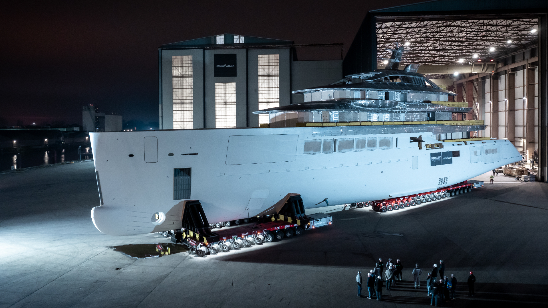 Het nieuwe superjacht wordt op tientallen wielen vervoerd