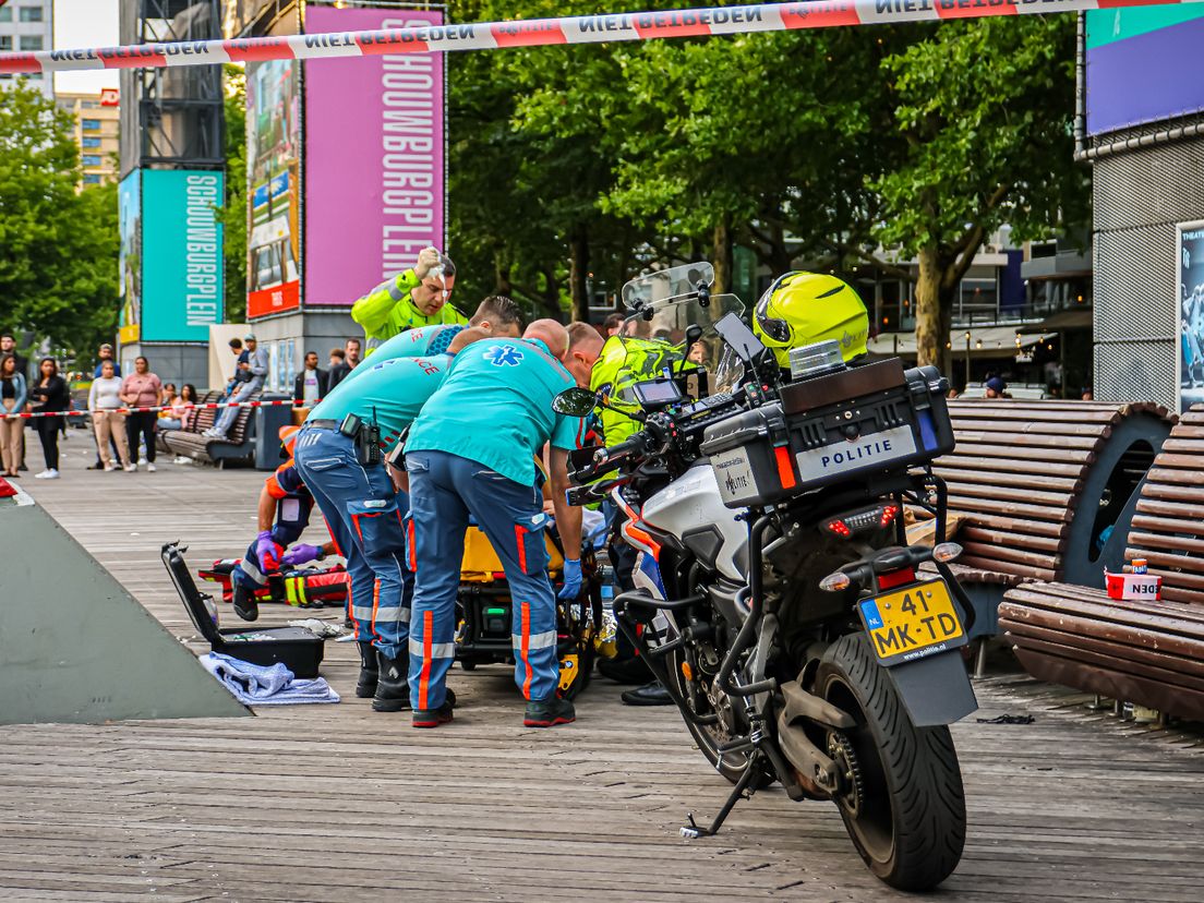 Hulpdiensten bij het slachtoffer op het Schouwburgplein.