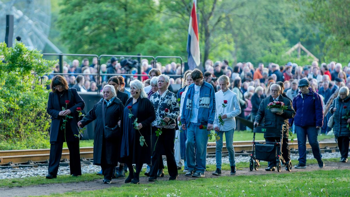 In Beeld: Dodenherdenking bij voormalig Kamp Westerbork