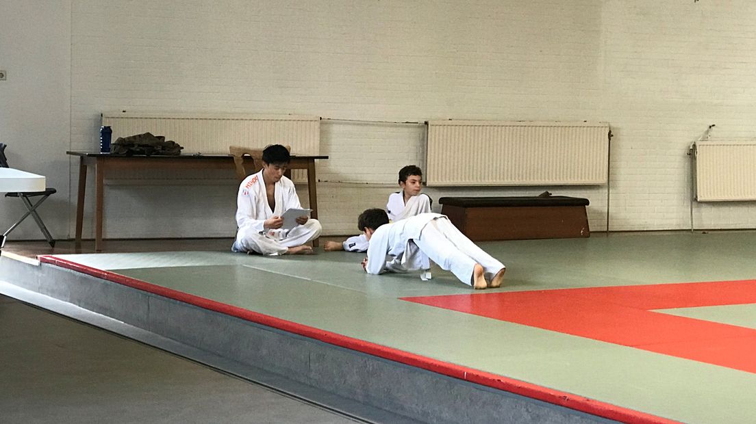 Twee jongens doen examen tijdens judoles.