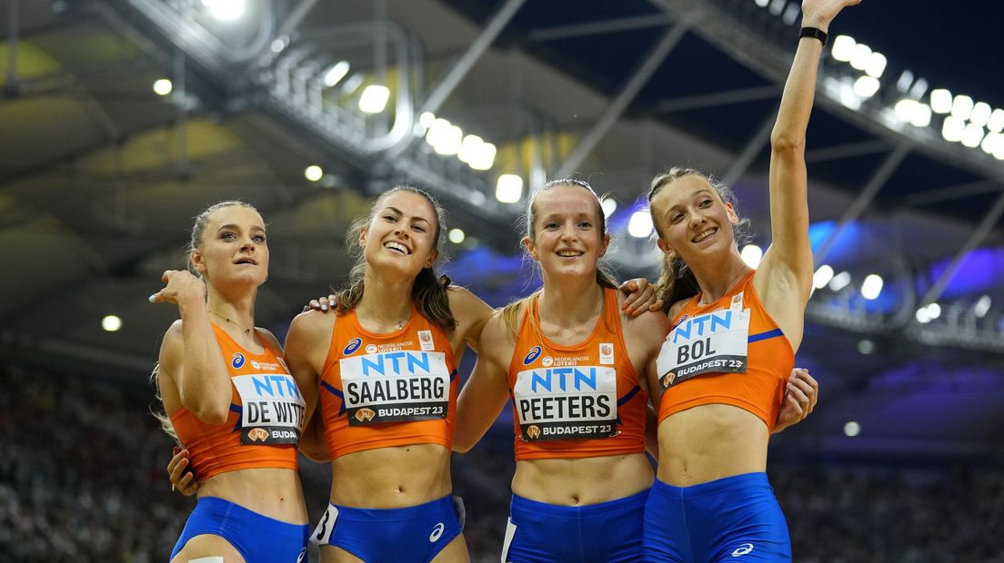 De Oranjevrouwen na hun derde plaats op de 4x400 meter.