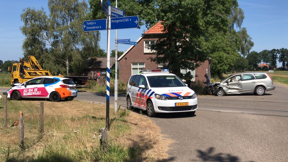 In Hengelo in de Achterhoek zijn een lesauto en een andere wagen met elkaar in botsing gekomen. Daarbij viel een gewonde.