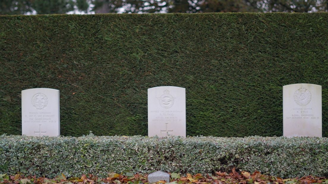 De drie oorlogsgraven die Thuy en haar man geadopteerd hebben