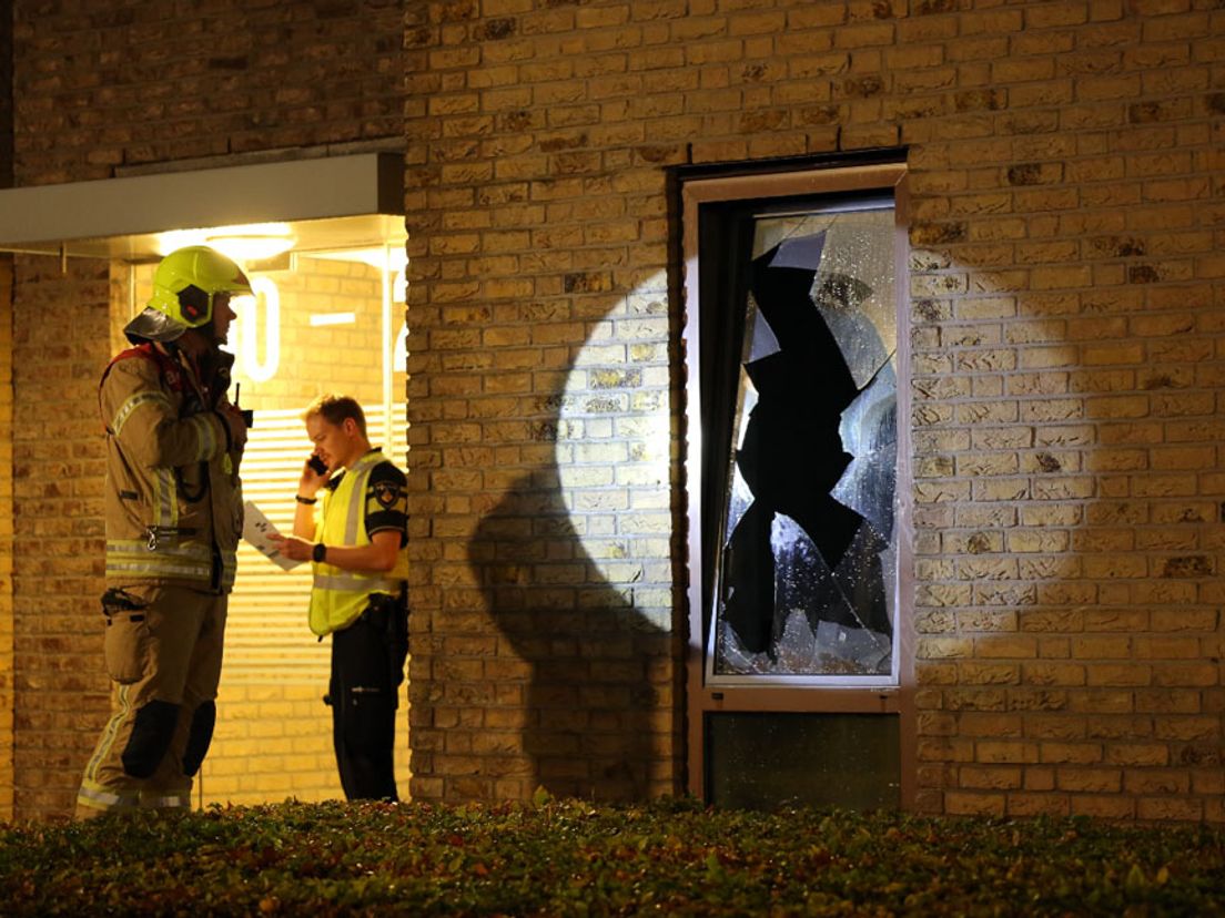 Eerder op de avond was de politie ook aanwezig bij de woning aan de Rivierenstraat voor een melding over vernielde ruiten