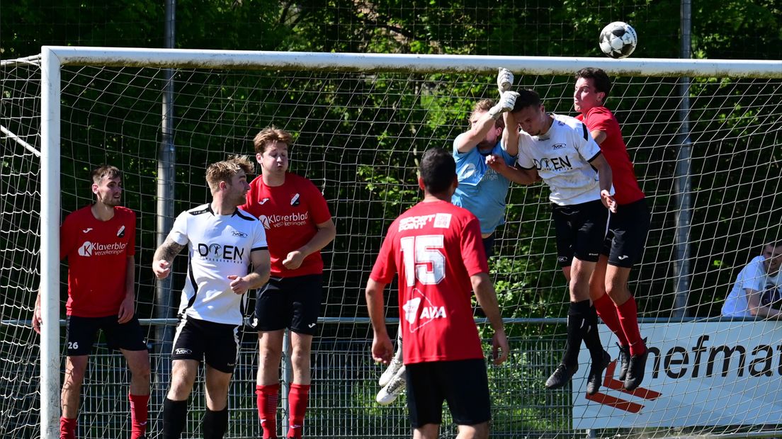 Duel om de bal bij RCS-VCK