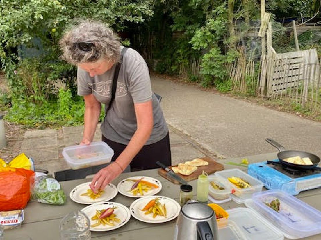 Tineke de Lange van Tienkookt aan het werk op de tuinderij van de Stadsboerin Rotterdam