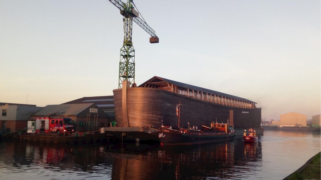 Replica van Ark van Noach staat in brand in Zwartsluis