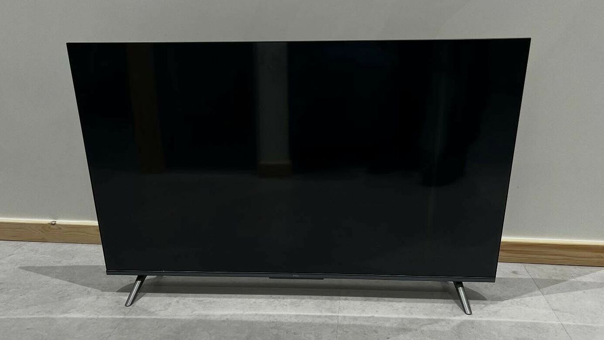 Politie valt woning binnen vanwege geluidsoverlast, neemt televisie bewoner mee