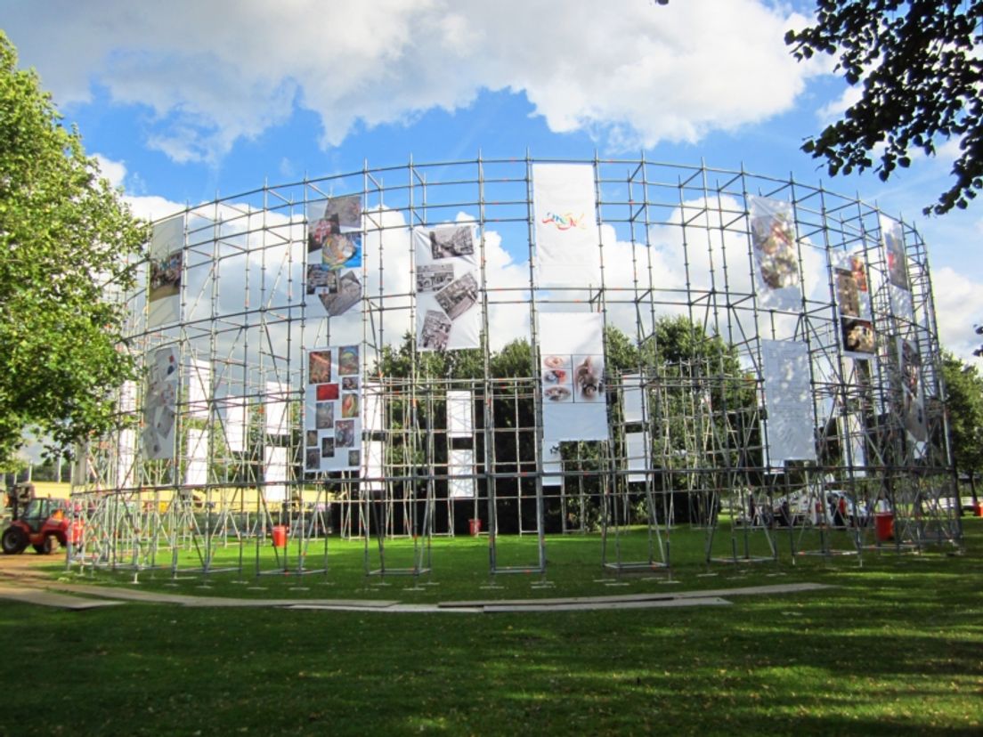 Voor het festival is met steigermateriaal een colosseum nagebouwd