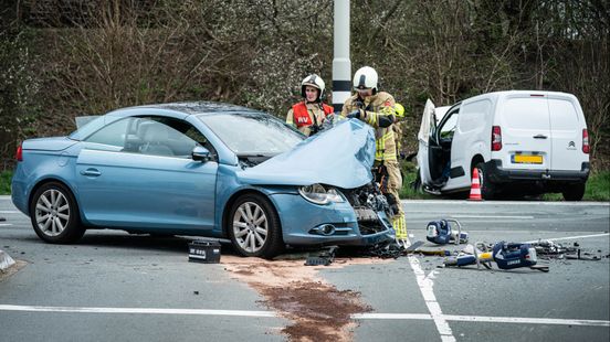 inbreker met groene poncho gezocht | 3 gewonden na auto-ongeluk. inbreker met groene poncho gezocht | 3 gewonden na auto-ongeluk.