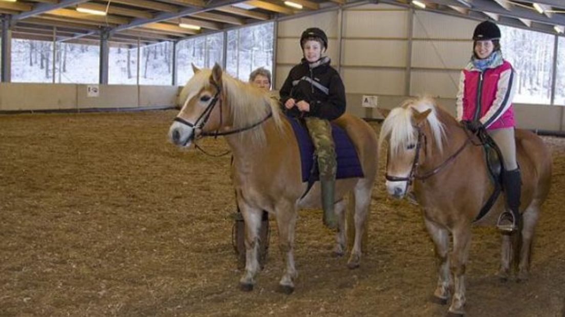 Kindren rijden op paarden van de stichting PGM