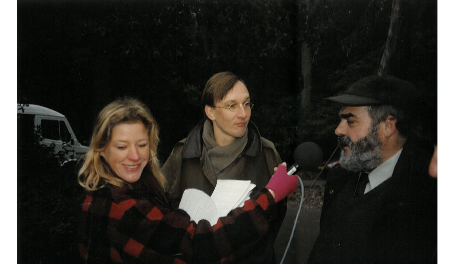 De jonge Chris interviewt de jonge Kees Moeliker en boswachter Siem Breure