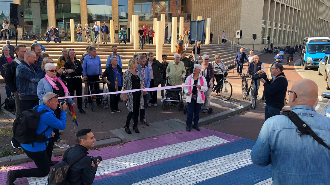 De onthulling van het regenboogzebrapad in Assen (Rechten: Jetze Dam/DNK)