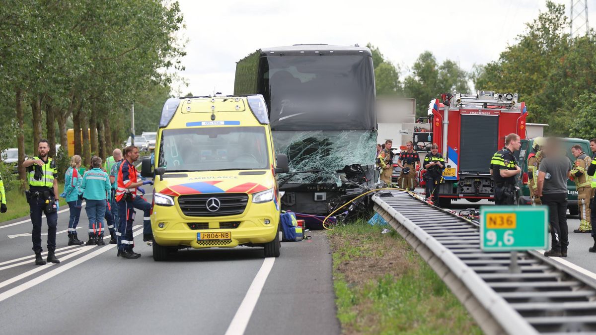 Dodelijk ongeval op N36 bij aanrijding touringcar en auto