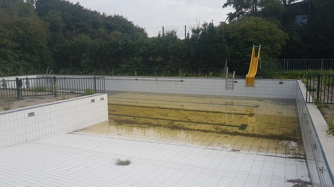 Het Julianabad is al meer dan een jaar dicht en moet gerenoveerd worden.