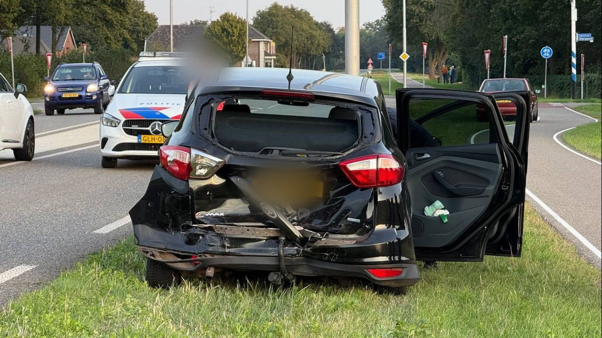 Haan veroorzaakt botsing • drie autos botsen op A50.