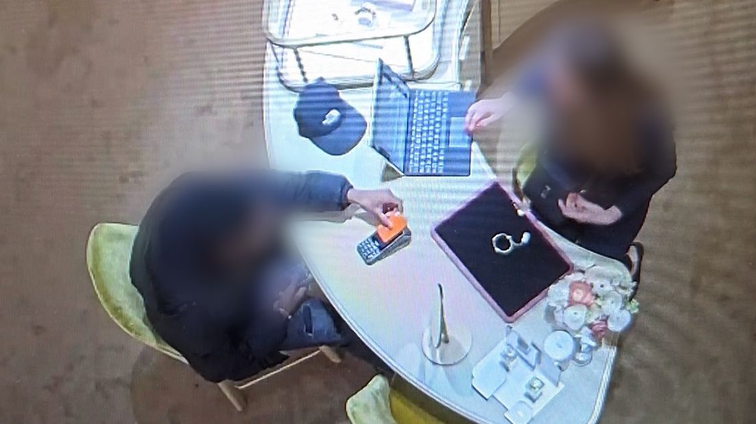 Met de pas is later bij de Bijenkorf 6800 euro afgerekend
