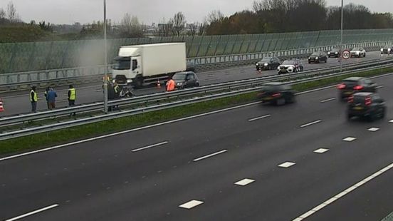 Ongelukken op snelwegen in spits zorgen voor file van ruim een uur. Ongelukken op snelwegen in spits zorgen voor file van ruim een uur.