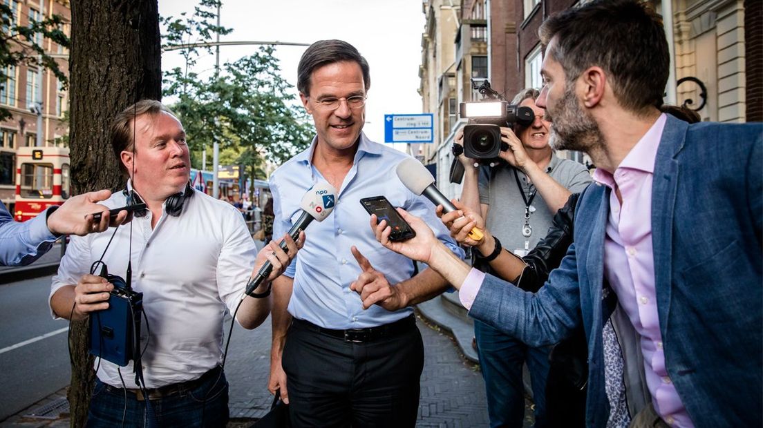 Premier Mark Rutte praat met pers na formatiegesprekken