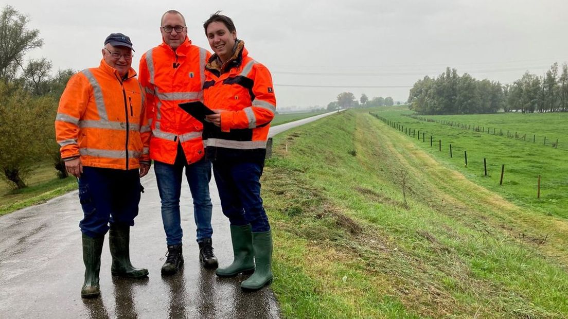 Waterschap Rijn en Ijssel speuren de dijken af op scheuren.