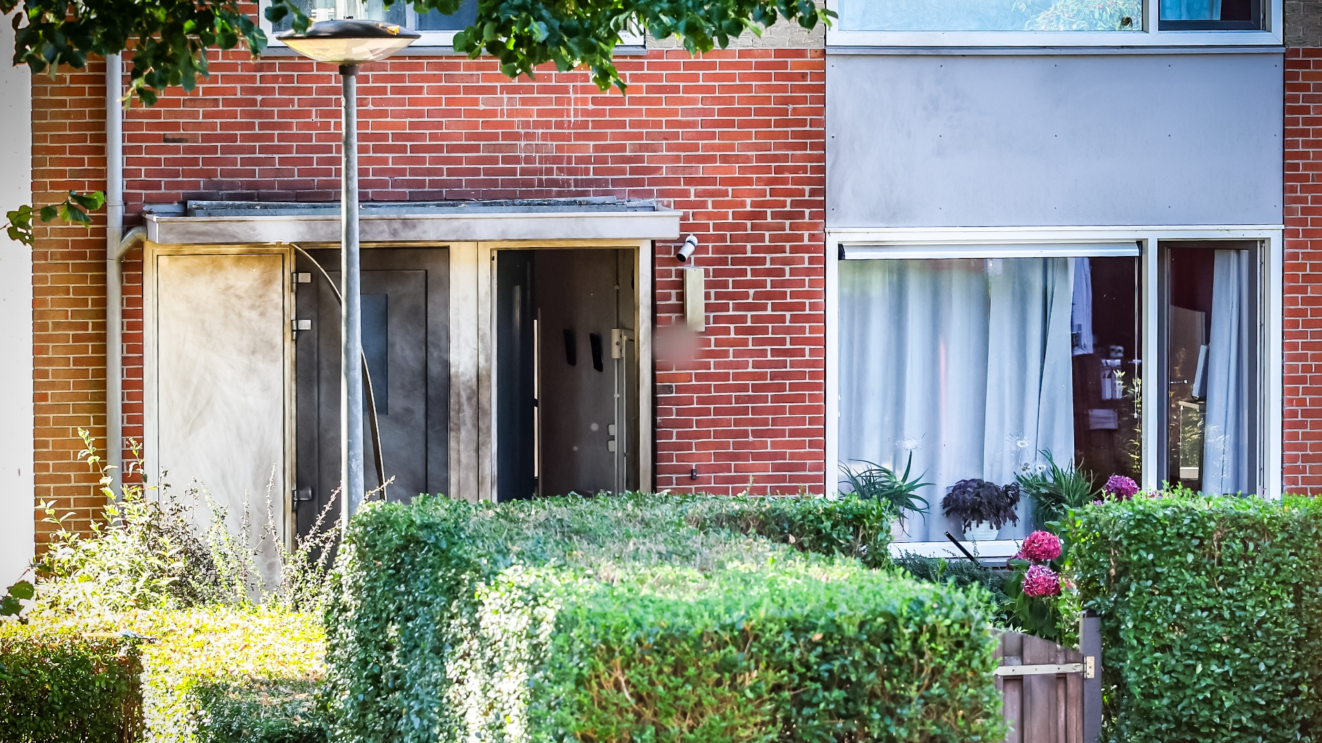 De door de explosie getroffen en beschoten woning aan de Multatulistraat in De Wijert