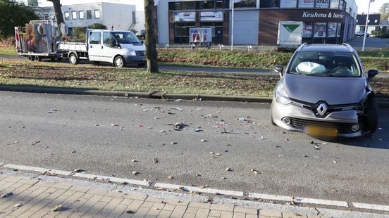 112 nieuws: Scooterrijder raakt gewond bij botsing met auto. 112 nieuws: Scooterrijder raakt gewond bij botsing met auto.