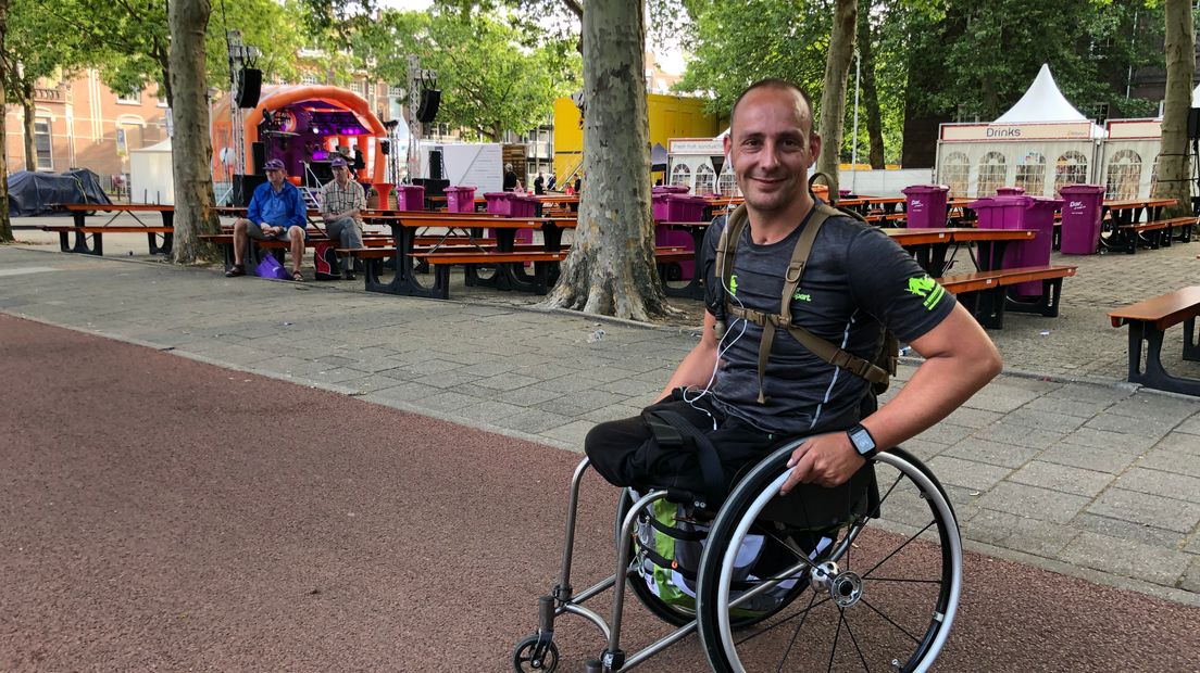 De eerste deelnemers hebben de Vierdaagse er helemaal op zitten. Rolstoeler Ronald van Dort (37) uit Ridderkerk kwam rond 08.45 uur als allereerste over de streep op de Wedren in Nijmegen. Even later bereikte Paul Jansen (46) uit Rosmalen als eerste loper de finish.