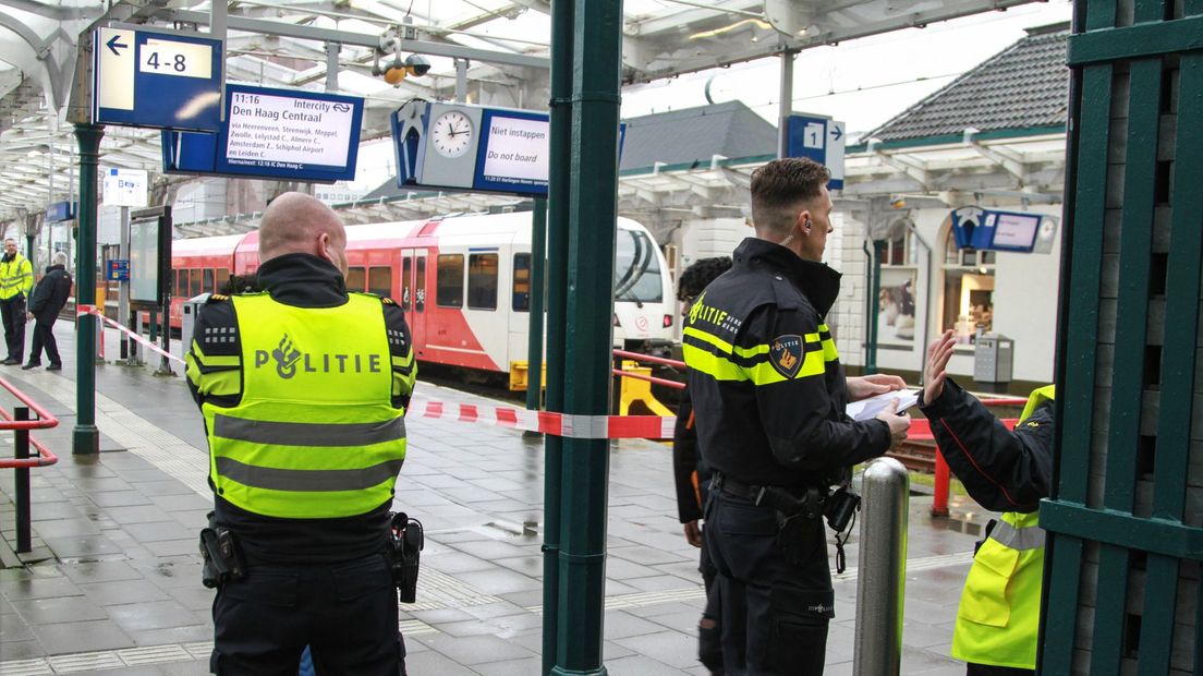Station Leeuwarden ontruimd na vondst verdachte jerrycan (Rechten: ANP/Anton Kappers)