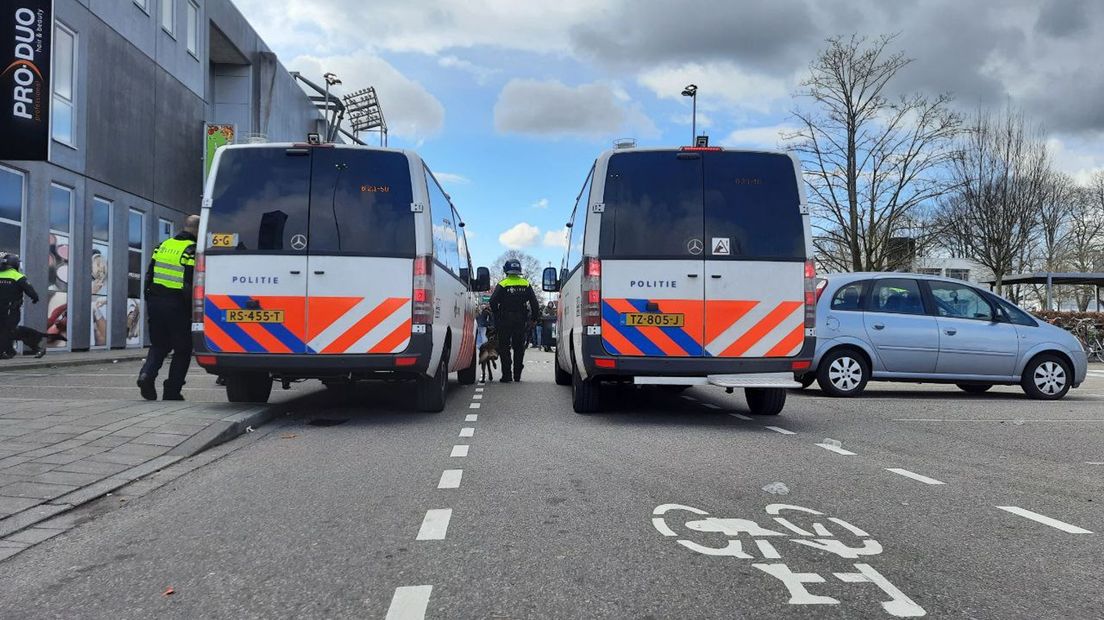 Er zijn zondag meerdere aanhoudingen verricht tijdens het ontruimen van het supportershome van PEC Zwolle