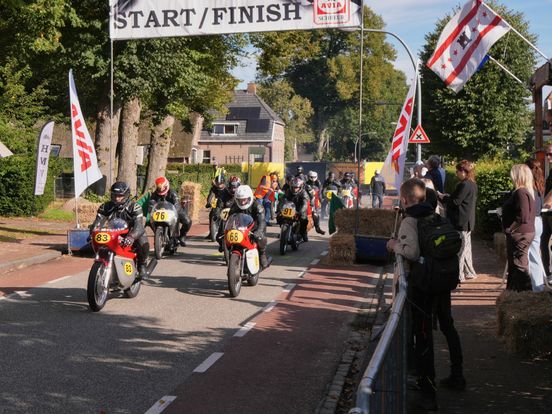 Historische racemotoren keren terug naar de straten van Hooghalen voor honderd jaar TT